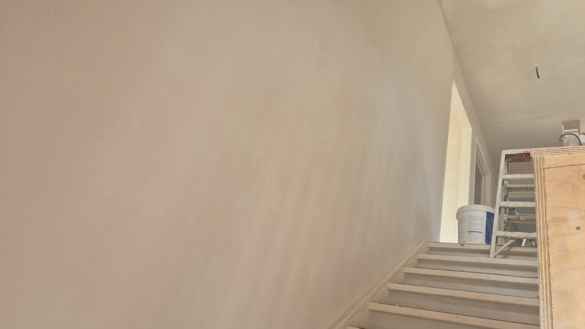 Trappenhuis met strak gestucte wand